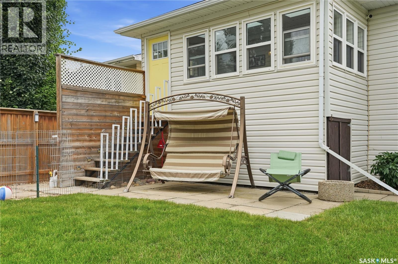 1645 Smith Street, Moose Jaw, SK - Outdoor