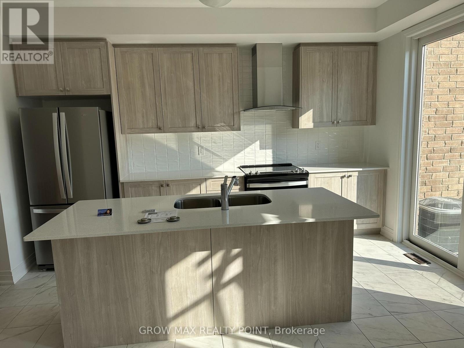 52 Waterside Way, Whitby, ON - Indoor Photo Showing Kitchen With Double Sink With Upgraded Kitchen