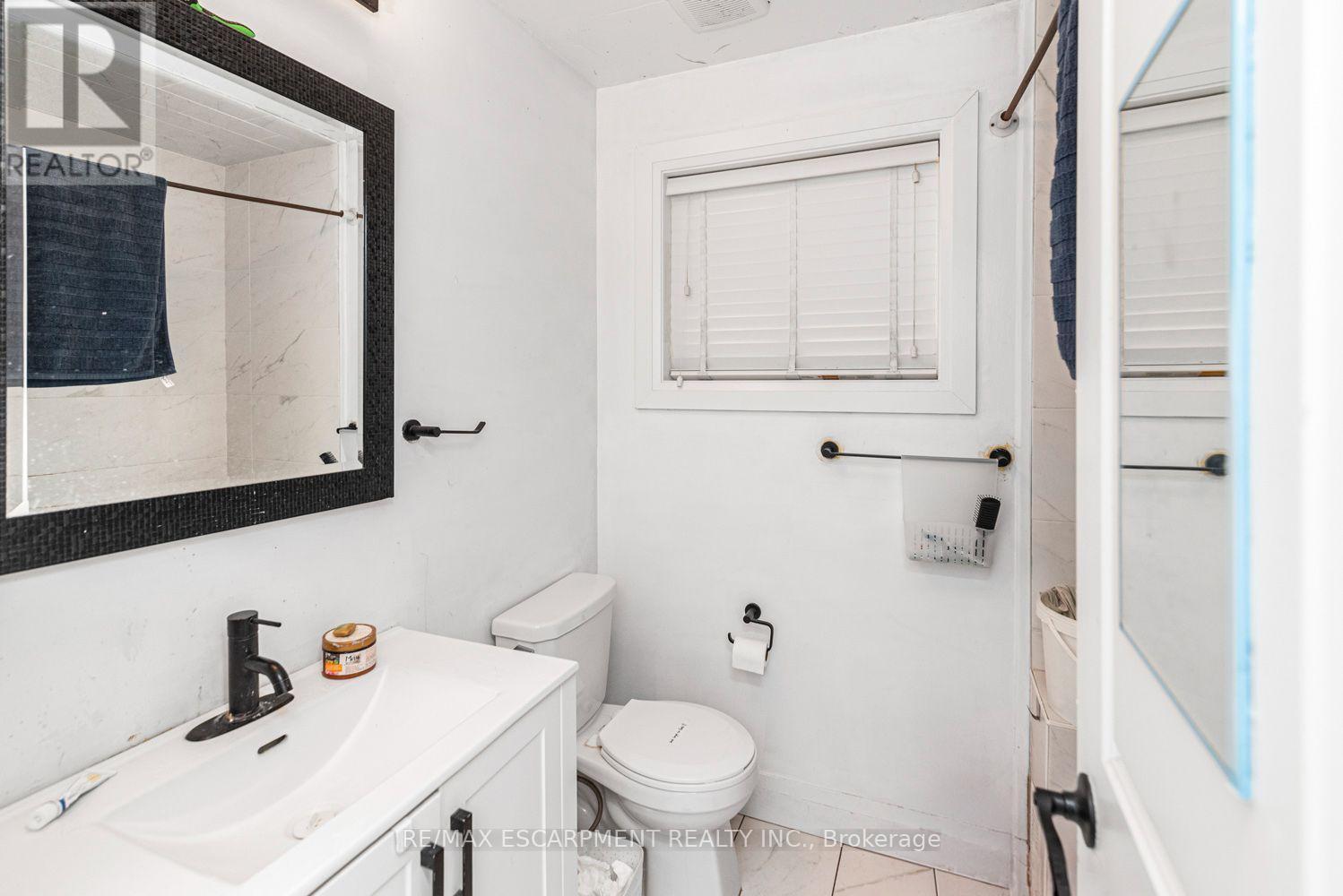 418 Fairfield Avenue, Hamilton, ON - Indoor Photo Showing Bathroom
