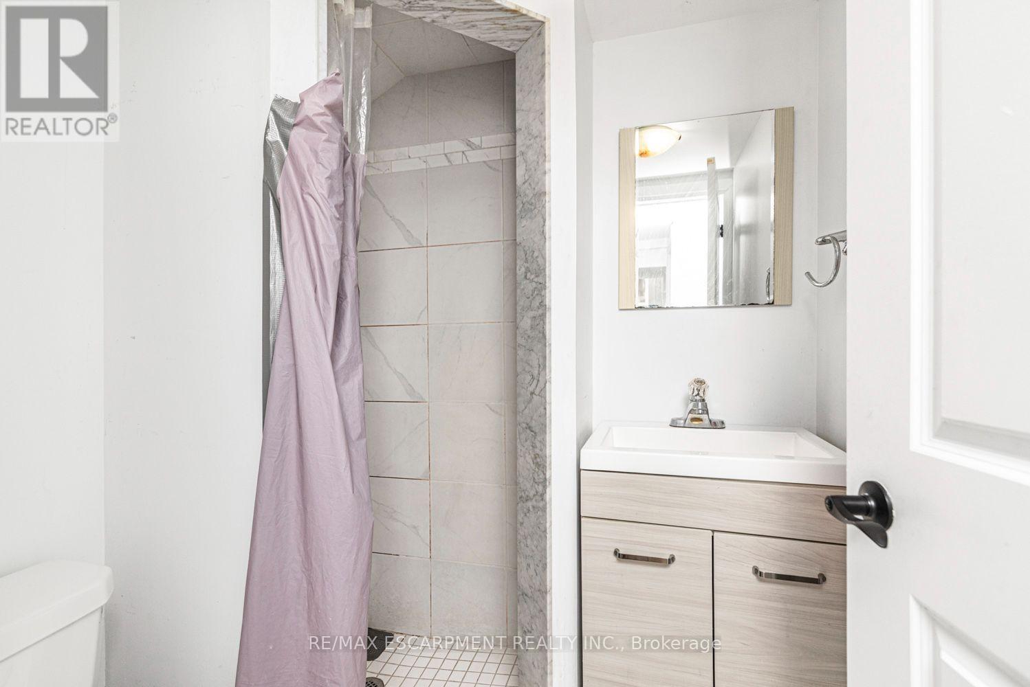 418 Fairfield Avenue, Hamilton, ON - Indoor Photo Showing Bathroom