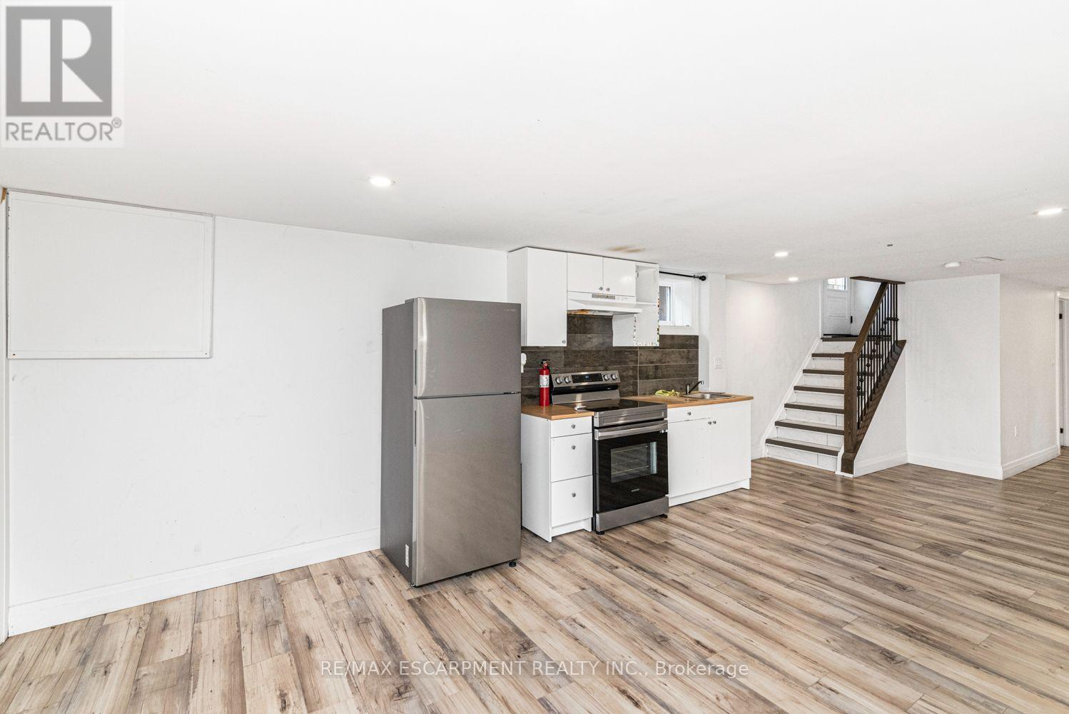 418 Fairfield Avenue, Hamilton, ON - Indoor Photo Showing Kitchen