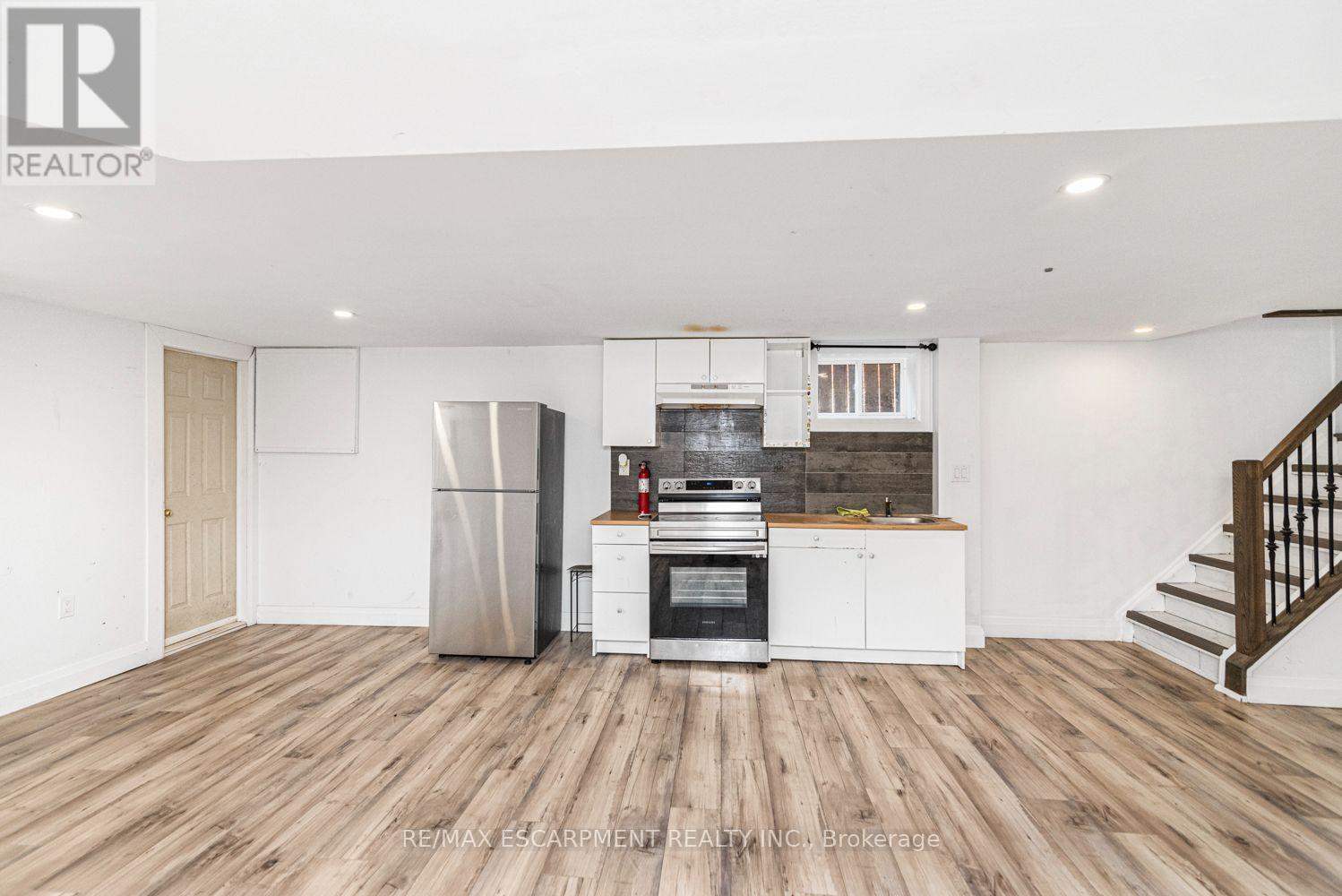 418 Fairfield Avenue, Hamilton, ON - Indoor Photo Showing Kitchen