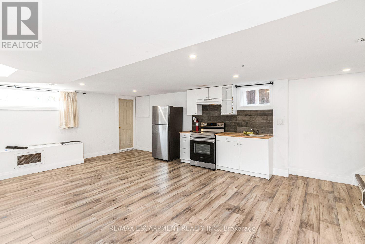 418 Fairfield Avenue, Hamilton, ON - Indoor Photo Showing Kitchen