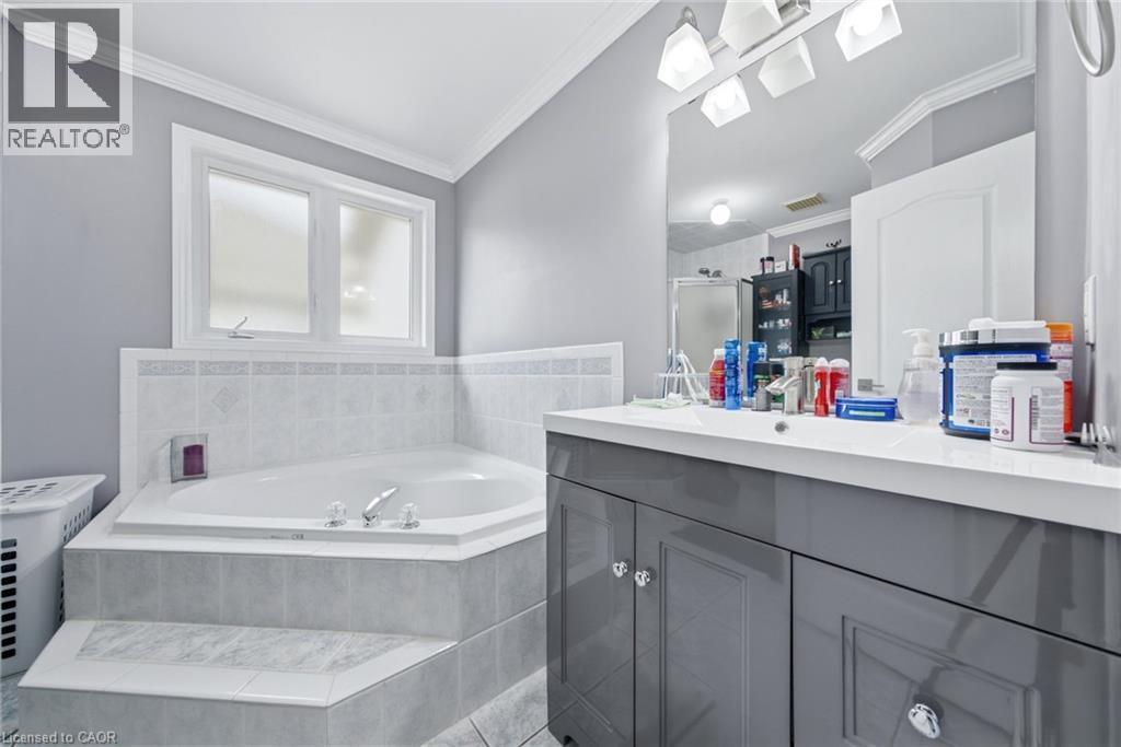 179 Jacqueline Boulevard, Hamilton, ON - Indoor Photo Showing Bathroom