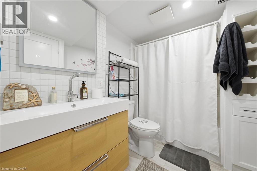 179 Jacqueline Boulevard, Hamilton, ON - Indoor Photo Showing Bathroom