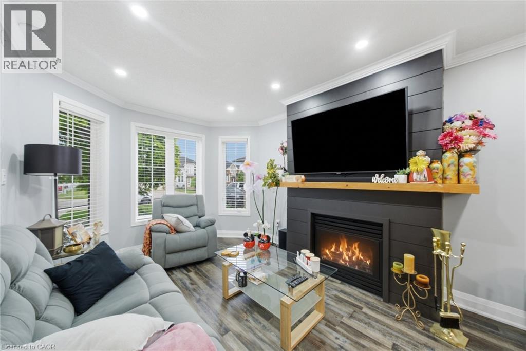 179 Jacqueline Boulevard, Hamilton, ON - Indoor Photo Showing Living Room With Fireplace