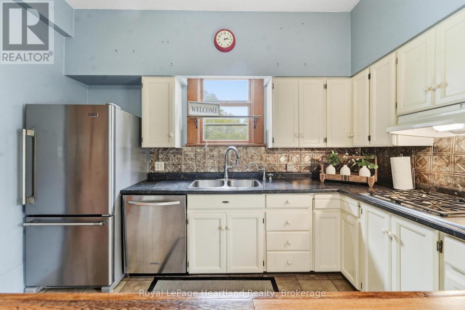 107 Wellington Street S, Goderich (Goderich (Town)), ON - Indoor Photo Showing Kitchen With Double Sink