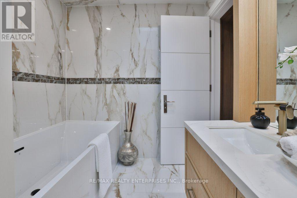 47 Thirteenth Street, Toronto, ON - Indoor Photo Showing Bathroom