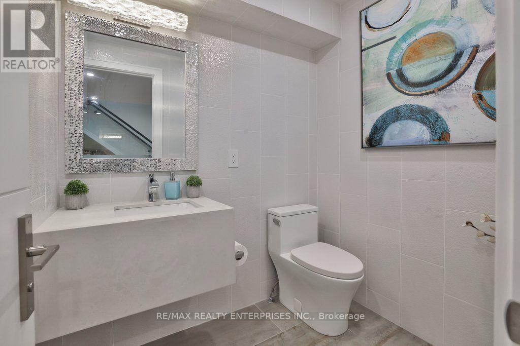 47 Thirteenth Street, Toronto, ON - Indoor Photo Showing Bathroom