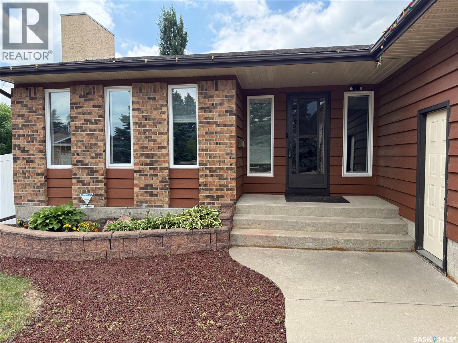 2746 Poplar Place E, Regina, SK - Outdoor