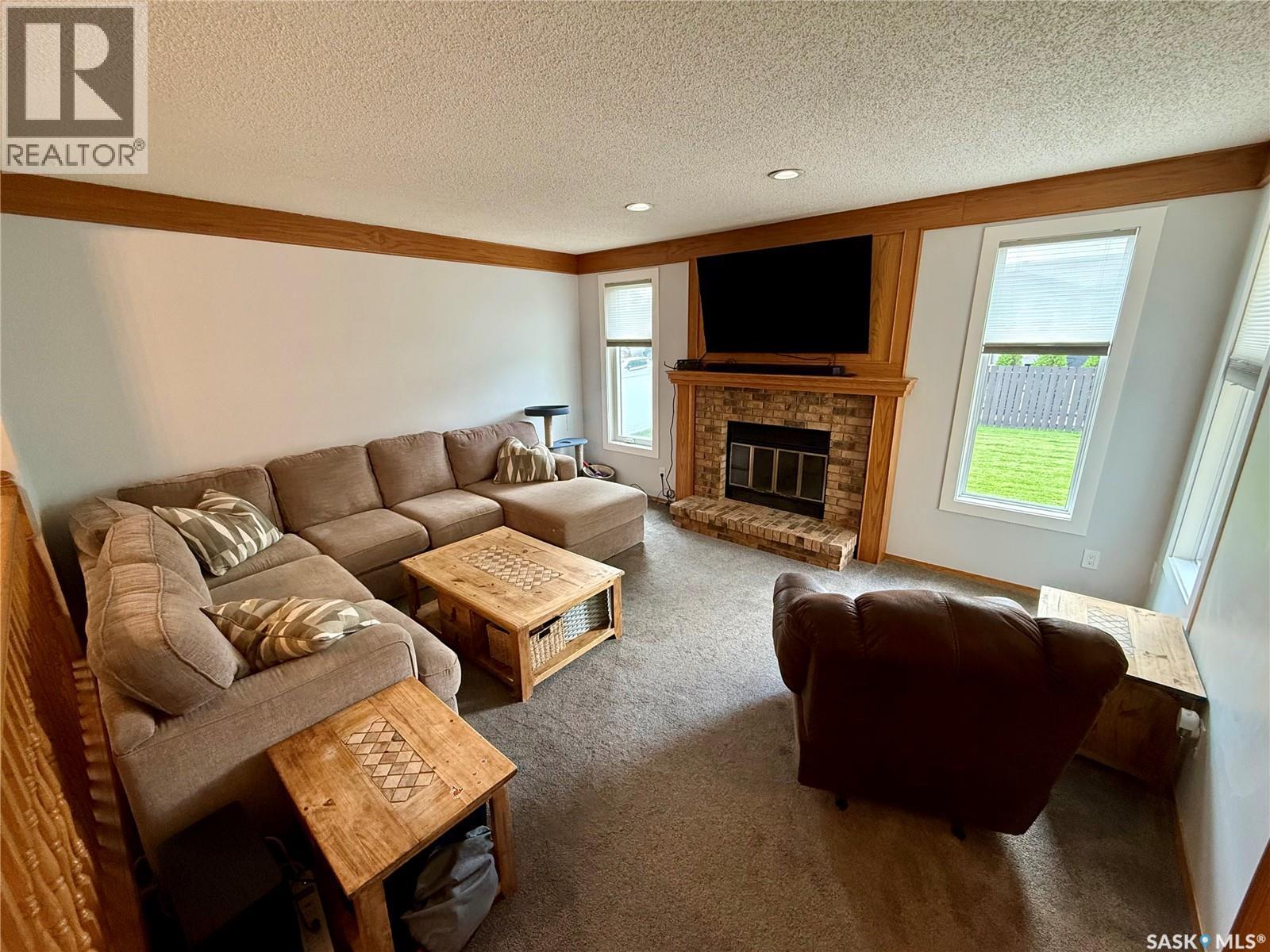 2746 Poplar Place E, Regina, SK - Indoor Photo Showing Living Room With Fireplace