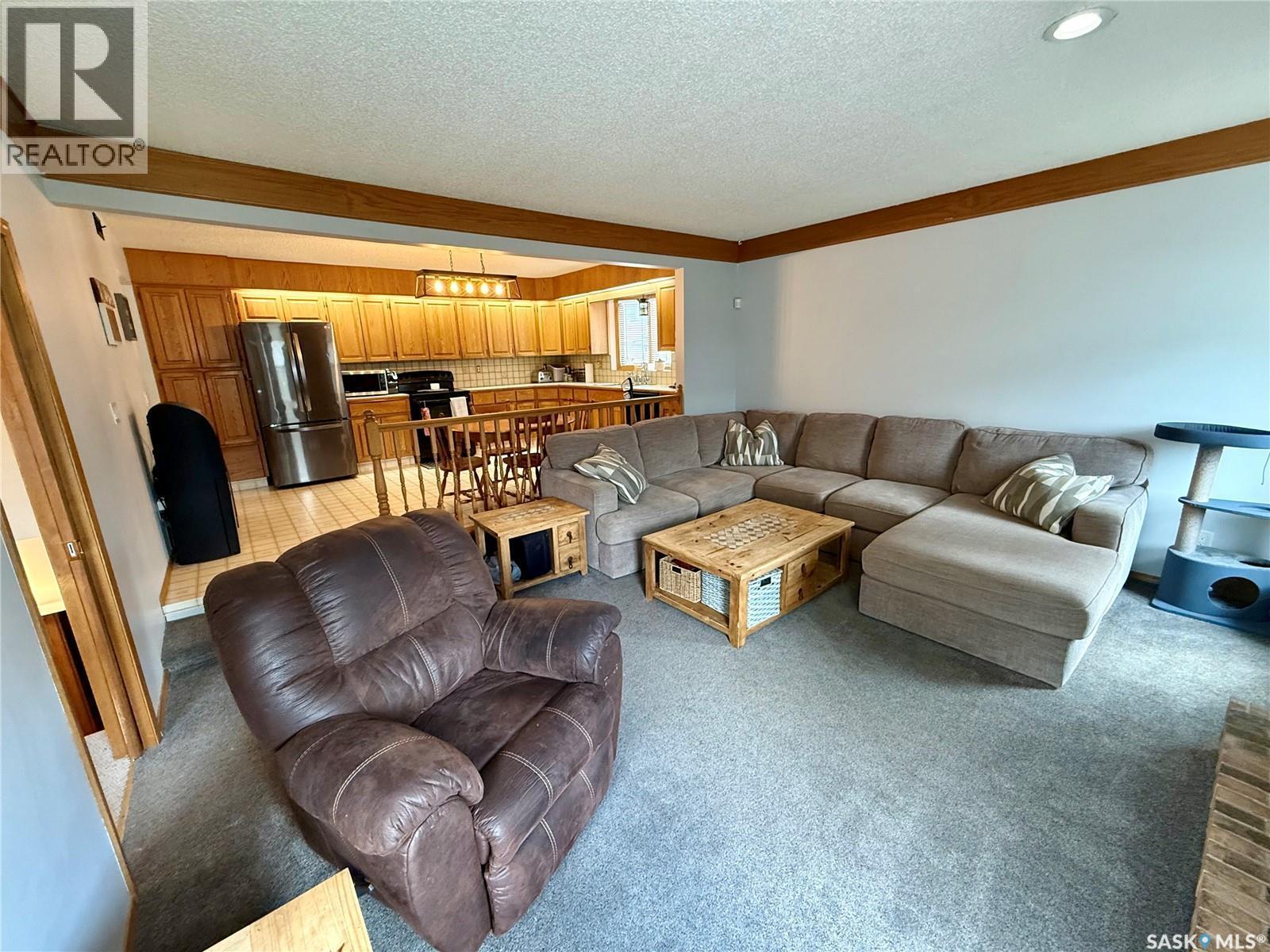 2746 Poplar Place E, Regina, SK - Indoor Photo Showing Living Room