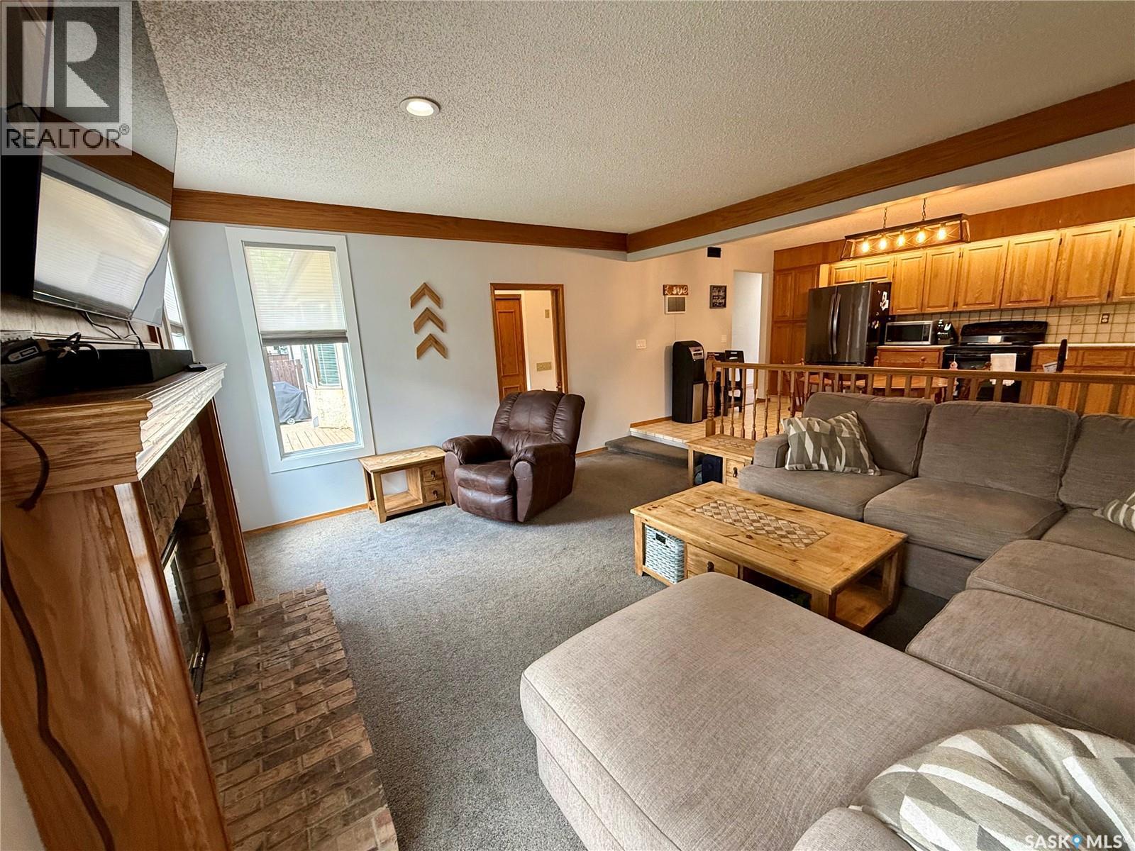 2746 Poplar Place E, Regina, SK - Indoor Photo Showing Living Room
