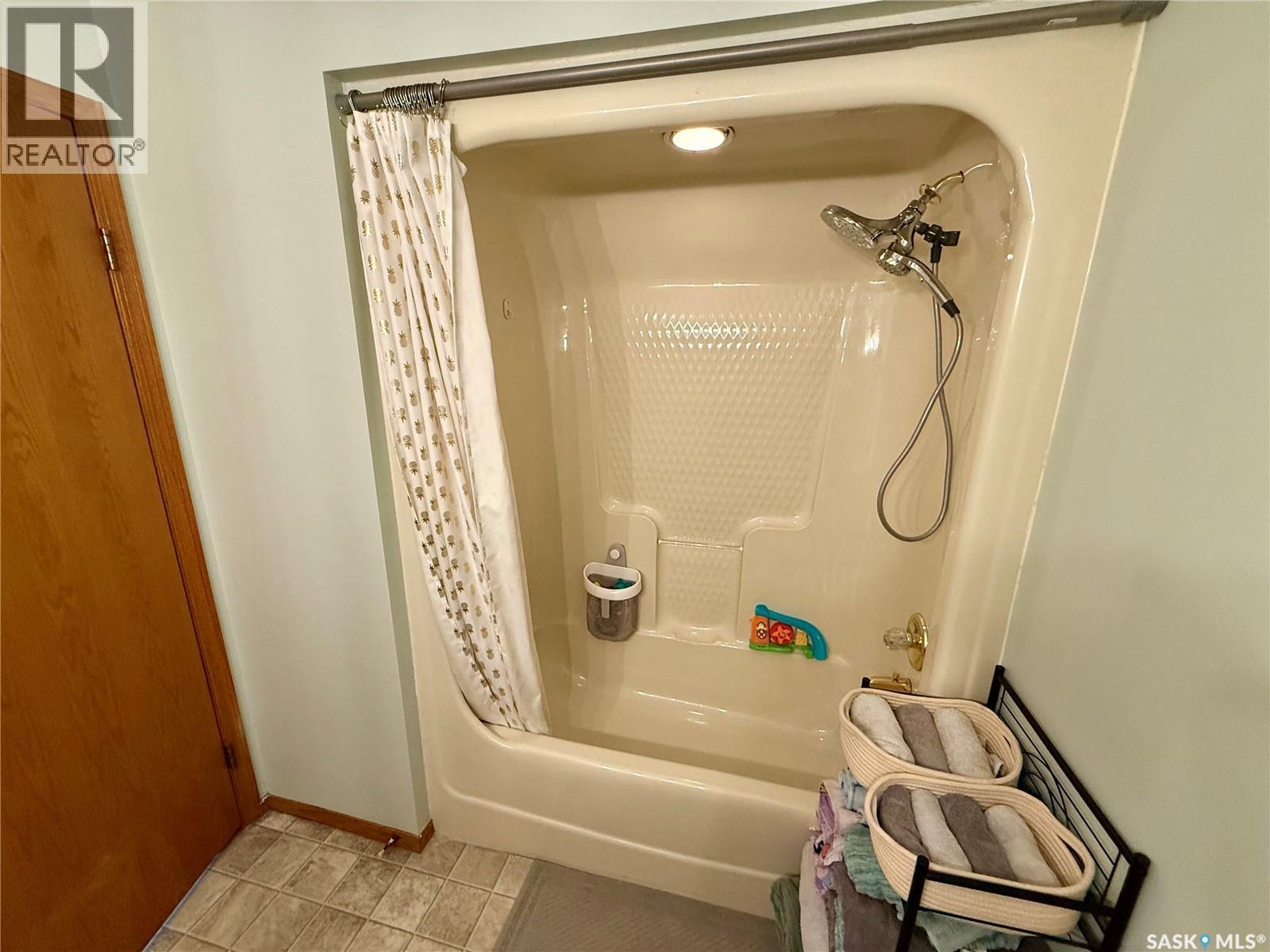 2746 Poplar Place E, Regina, SK - Indoor Photo Showing Bathroom