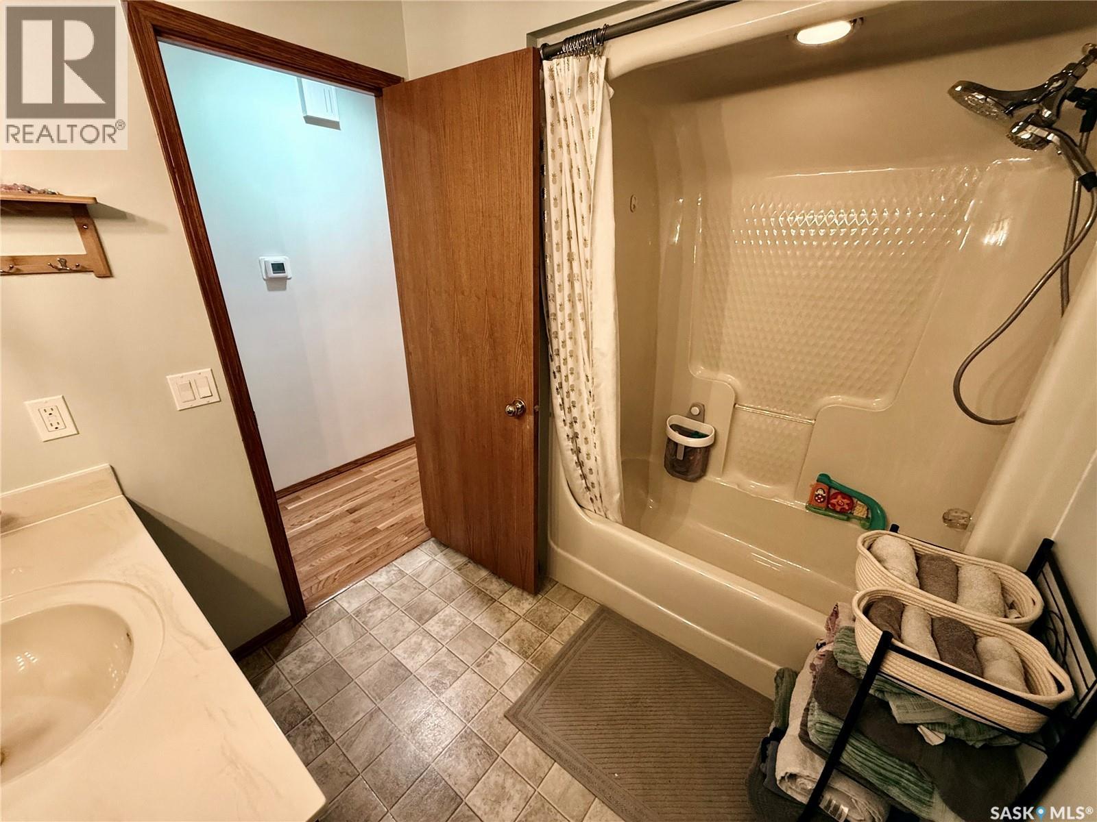 2746 Poplar Place E, Regina, SK - Indoor Photo Showing Bathroom