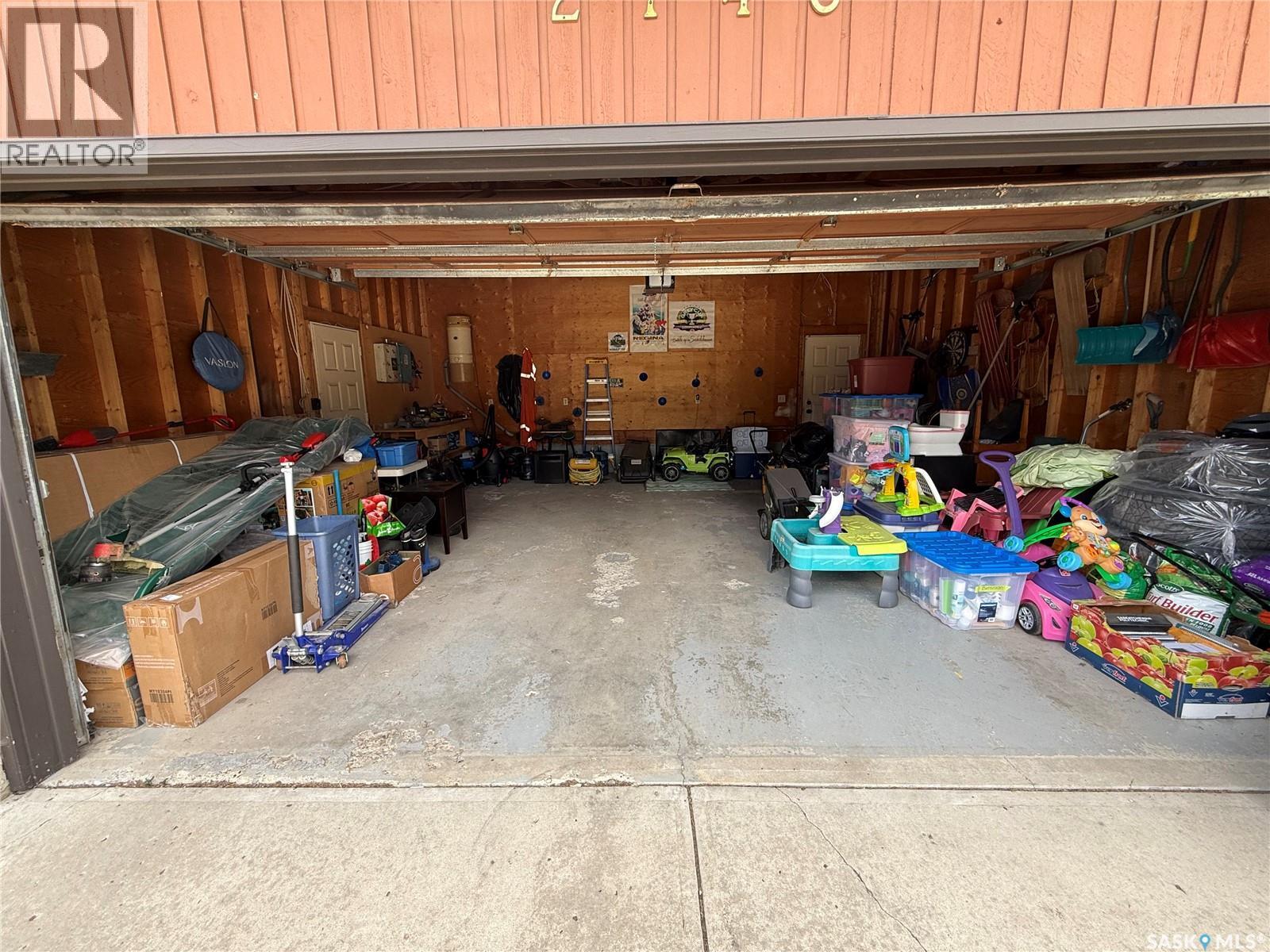 2746 Poplar Place E, Regina, SK - Indoor Photo Showing Garage