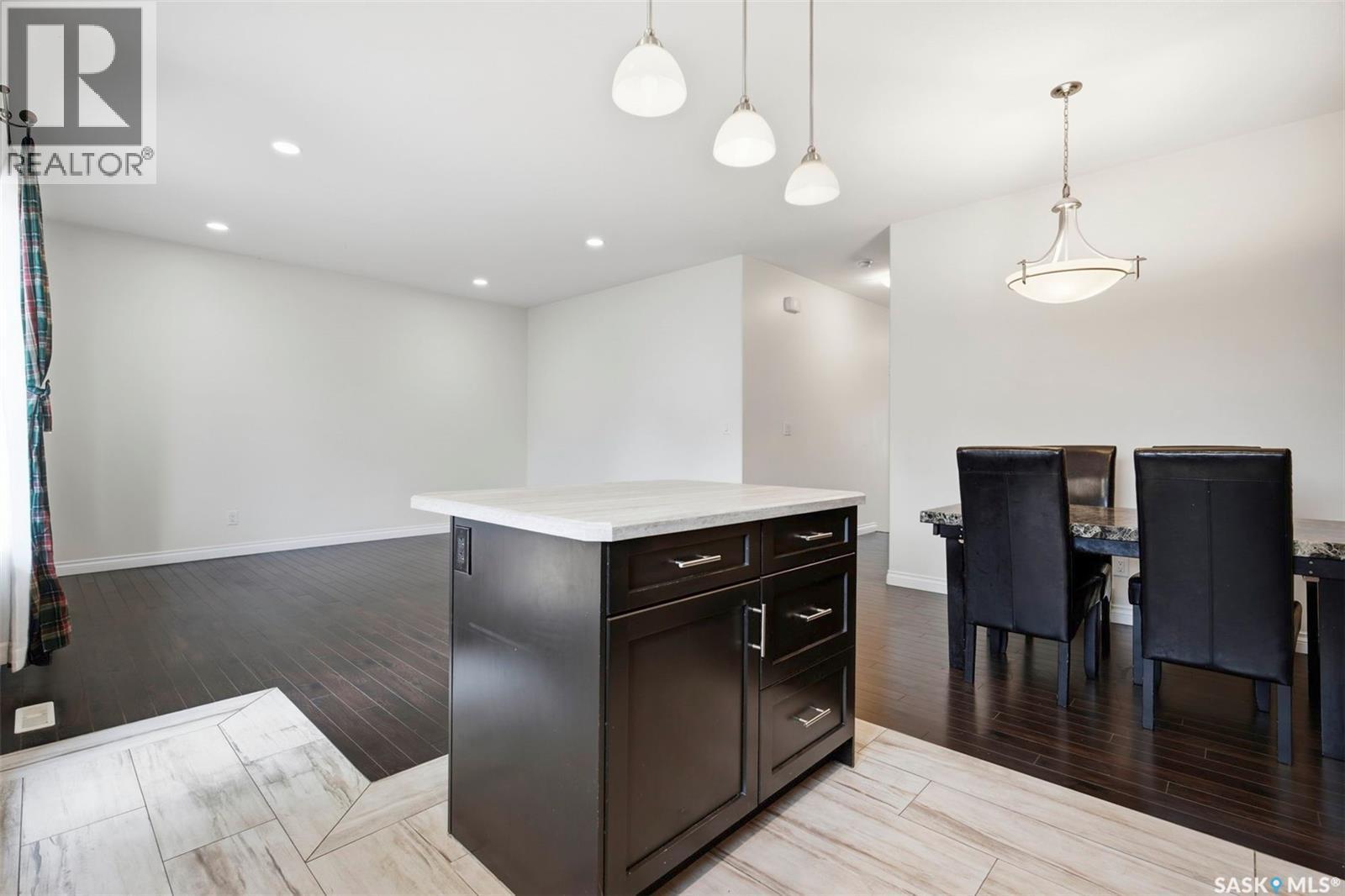 305 315 Zary Road, Saskatoon, SK - Indoor