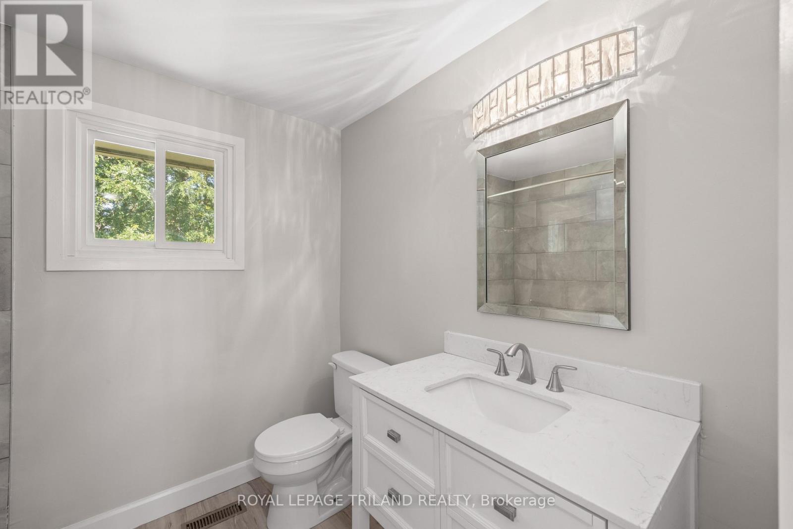 1767-1769 Aldersbrook Road, London North (North F), ON - Indoor Photo Showing Bathroom