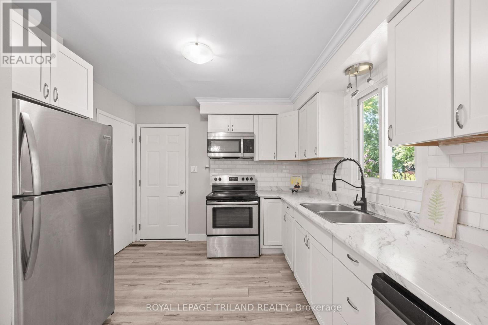1767-1769 Aldersbrook Road, London North (North F), ON - Indoor Photo Showing Kitchen With Double Sink With Upgraded Kitchen