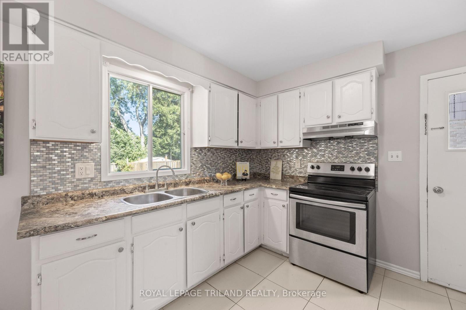 1769 Aldersbrook Road, London North (North F), ON - Indoor Photo Showing Kitchen With Double Sink