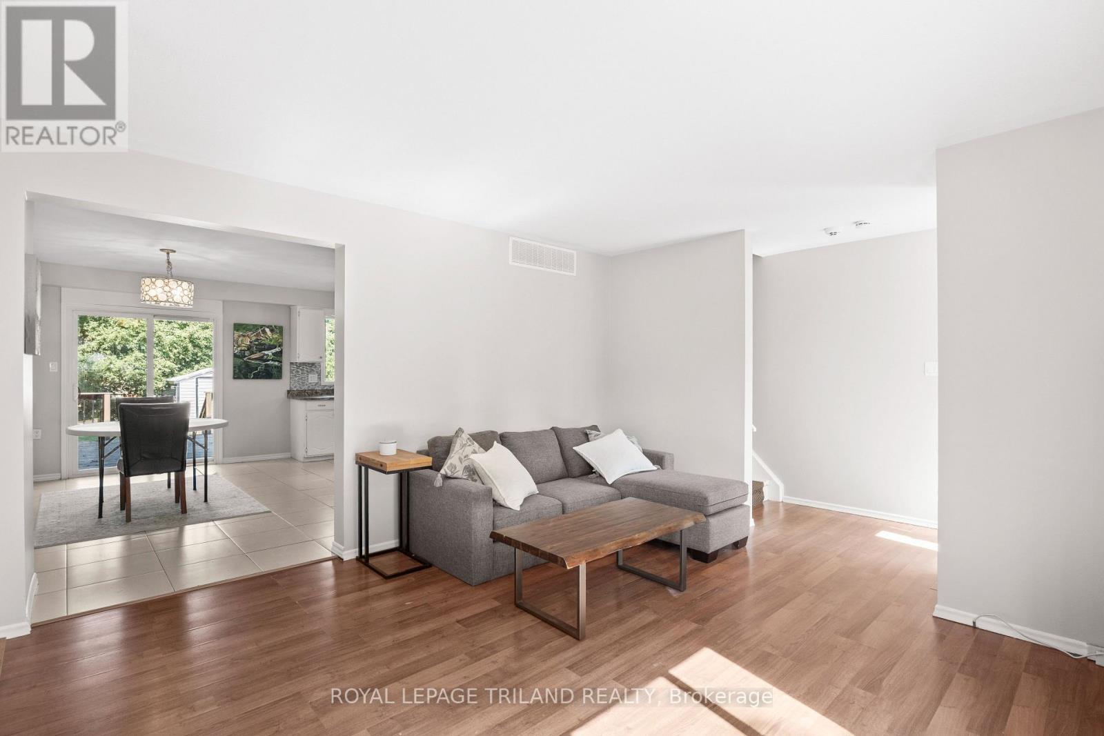 1769 Aldersbrook Road, London North (North F), ON - Indoor Photo Showing Living Room