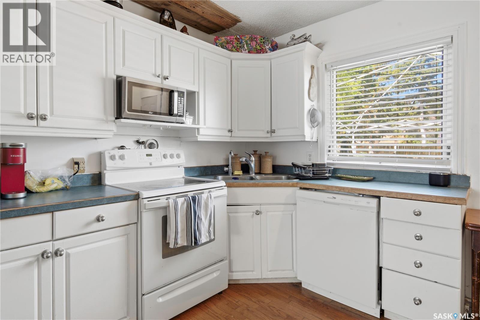 700 Argyle Street, Regina, SK - Indoor Photo Showing Kitchen With Double Sink