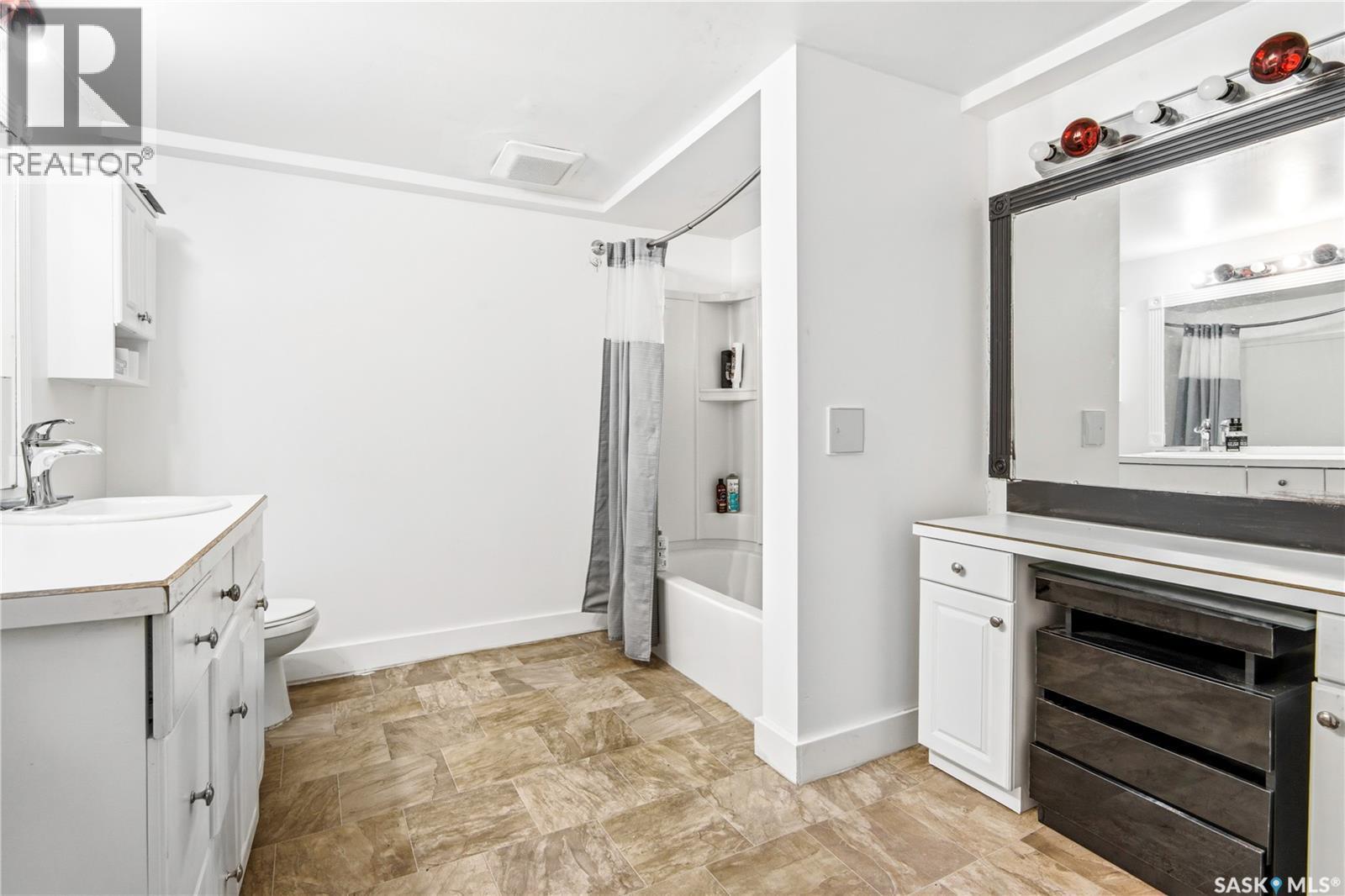 700 Argyle Street, Regina, SK - Indoor