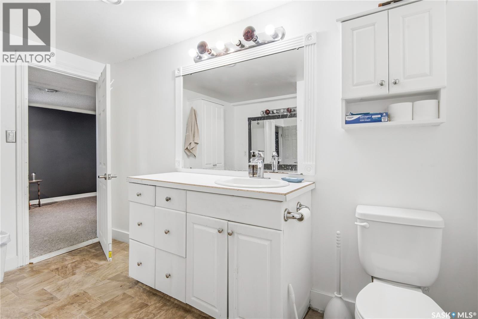 700 Argyle Street, Regina, SK - Indoor Photo Showing Bathroom