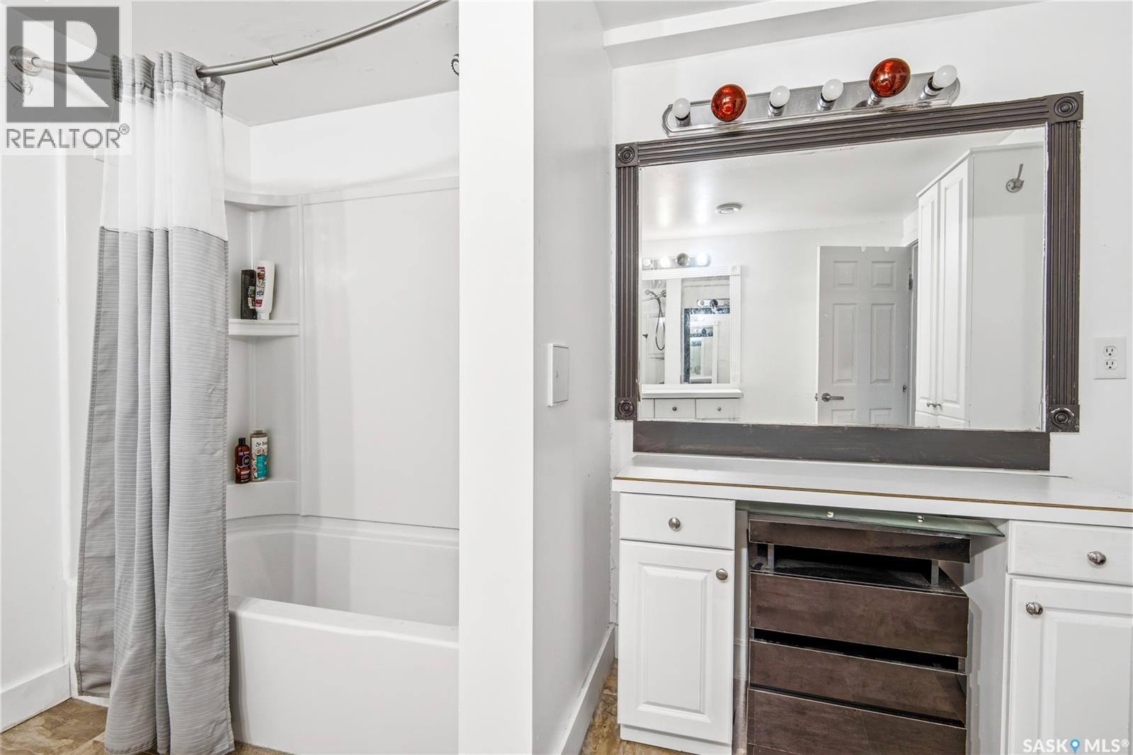 700 Argyle Street, Regina, SK - Indoor