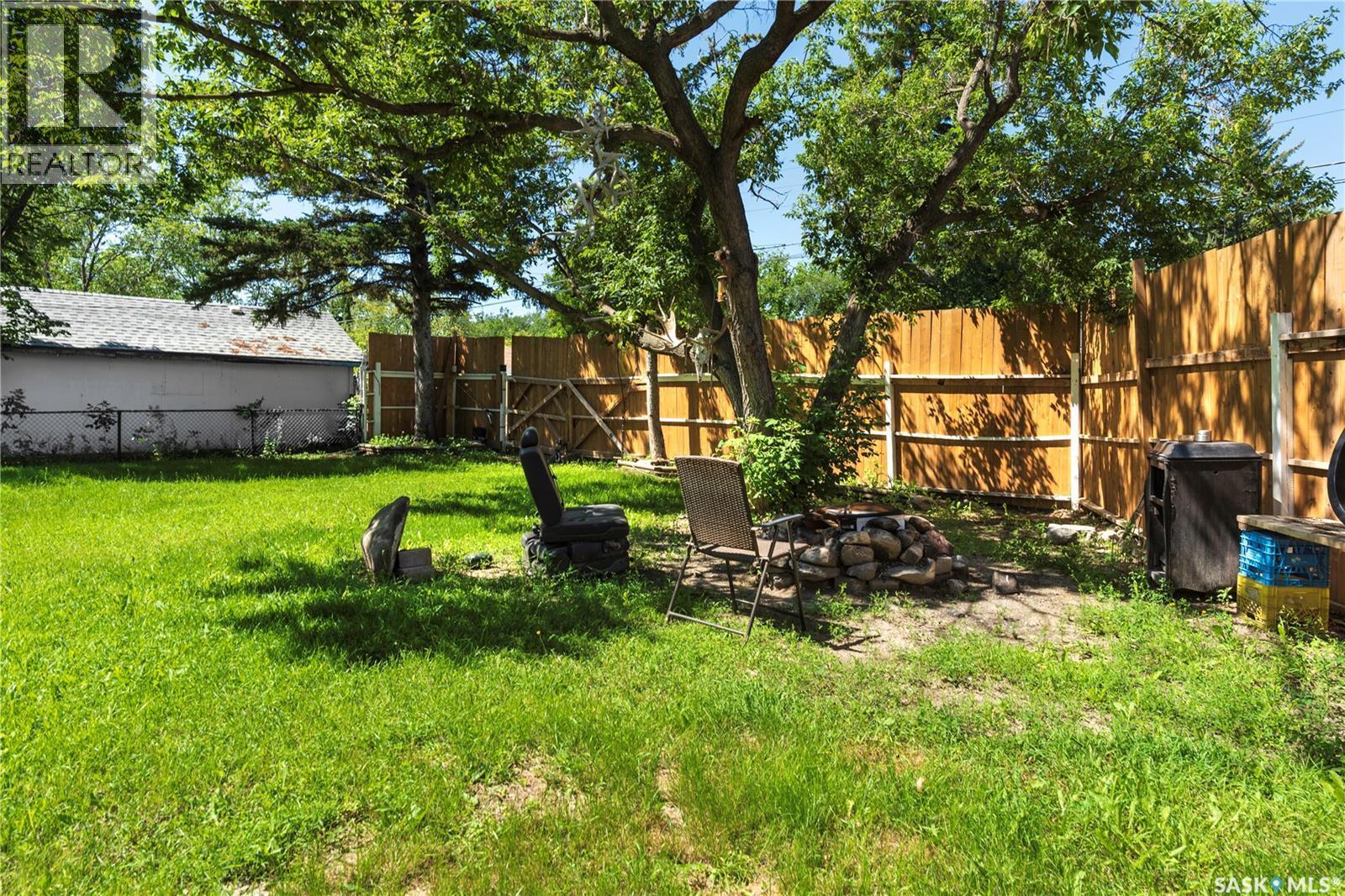 700 Argyle Street, Regina, SK - Outdoor With Backyard