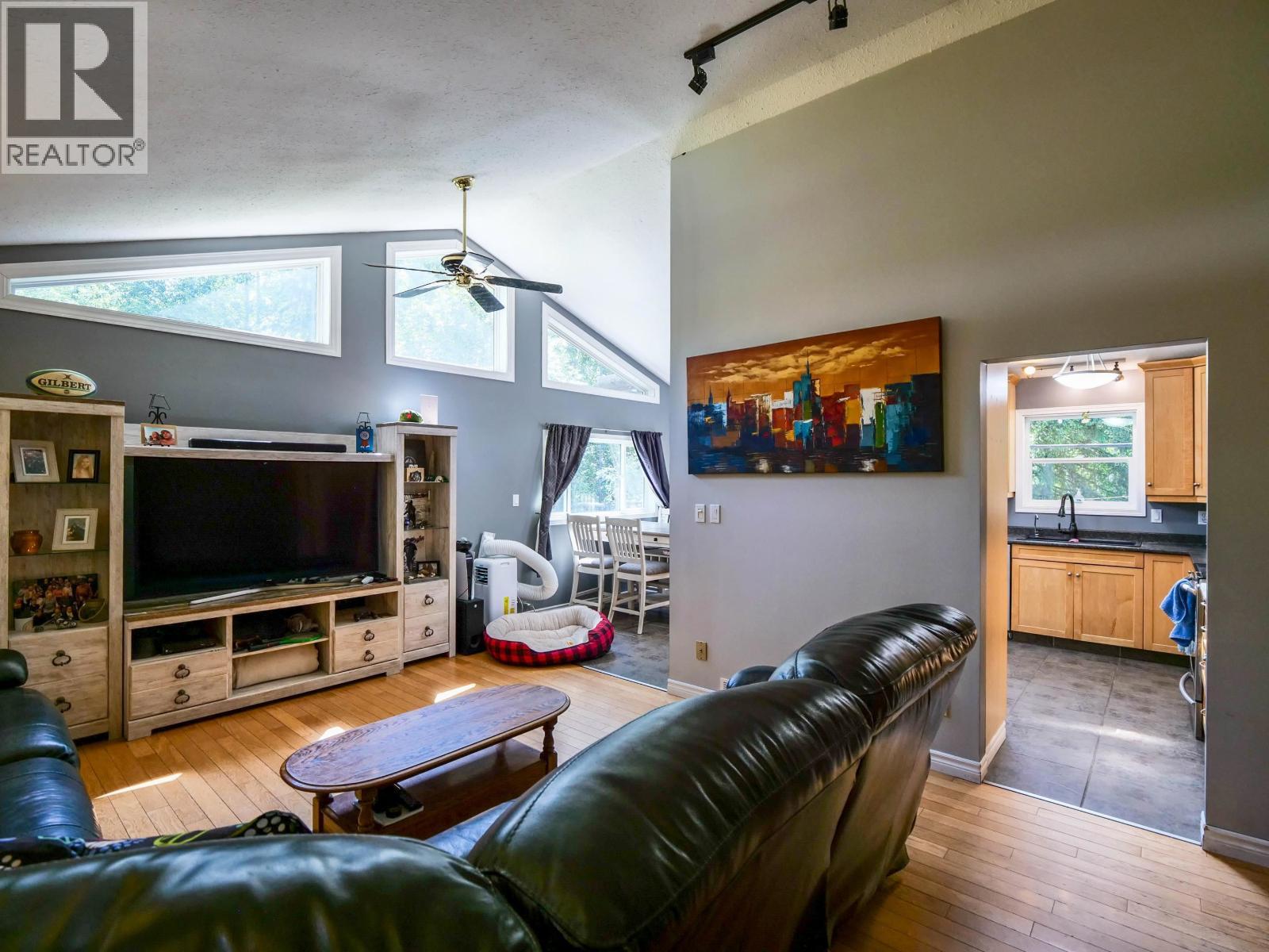 3482 Kirkham Road, Quesnel, BC - Indoor Photo Showing Living Room