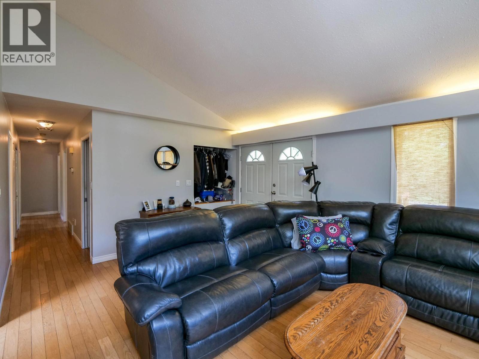 3482 Kirkham Road, Quesnel, BC - Indoor Photo Showing Living Room
