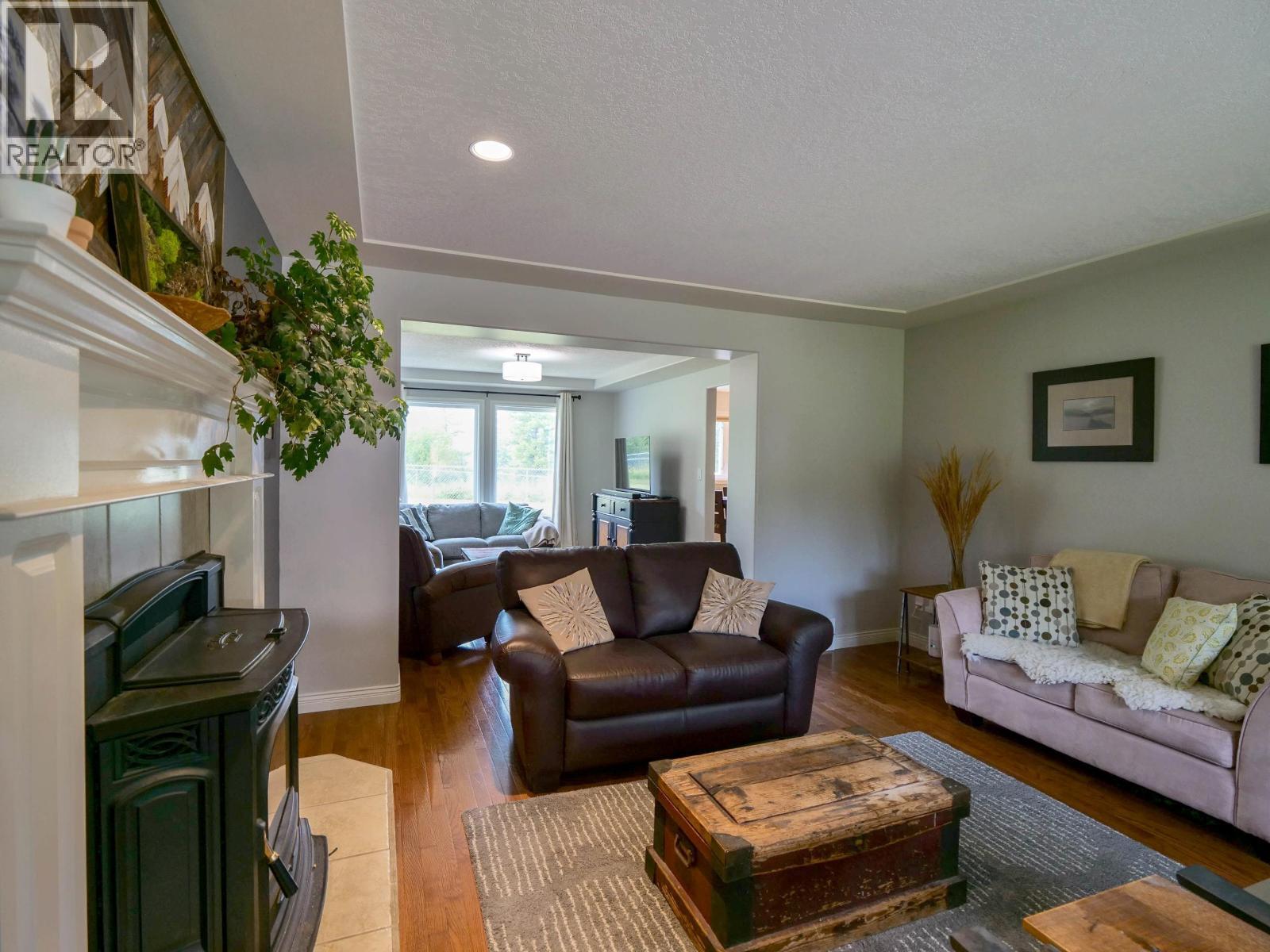 1551 View Drive, Quesnel, BC - Indoor Photo Showing Living Room