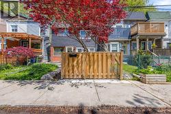 827 CRAVEN ROAD Toronto, ON M4L 2Z7