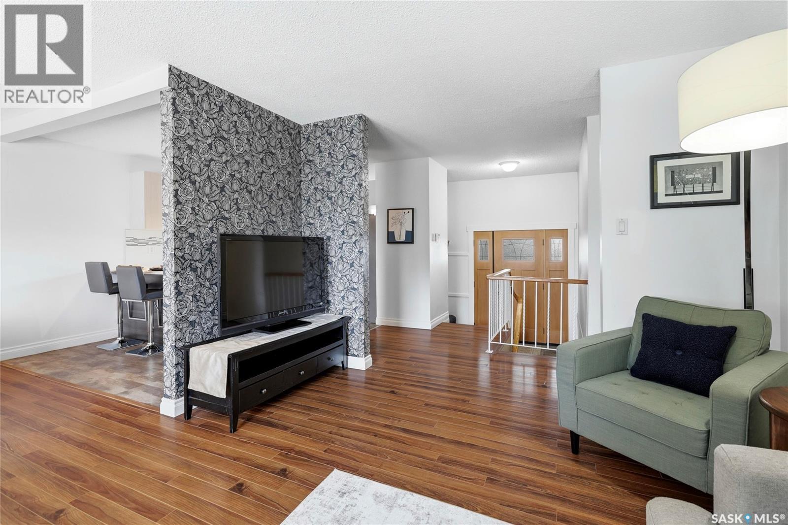 80 Cameron Crescent, Regina, SK - Indoor Photo Showing Living Room