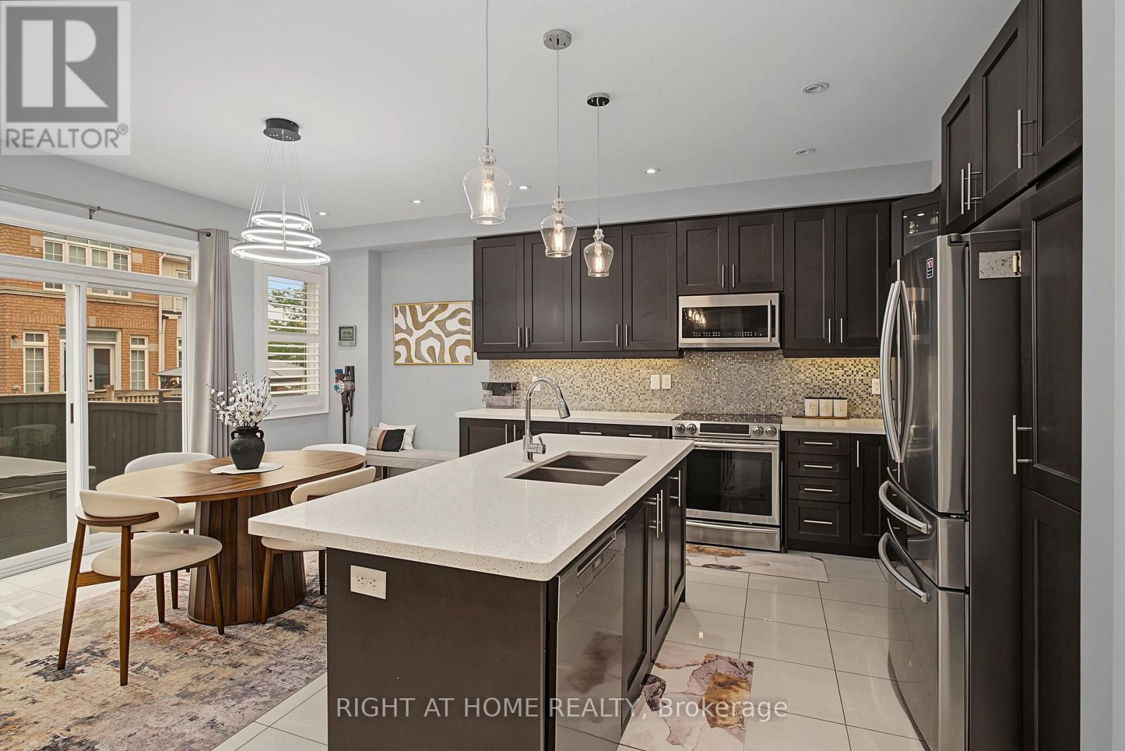 3190 Southwind Road, Mississauga, ON - Indoor Photo Showing Kitchen With Stainless Steel Kitchen With Double Sink With Upgraded Kitchen