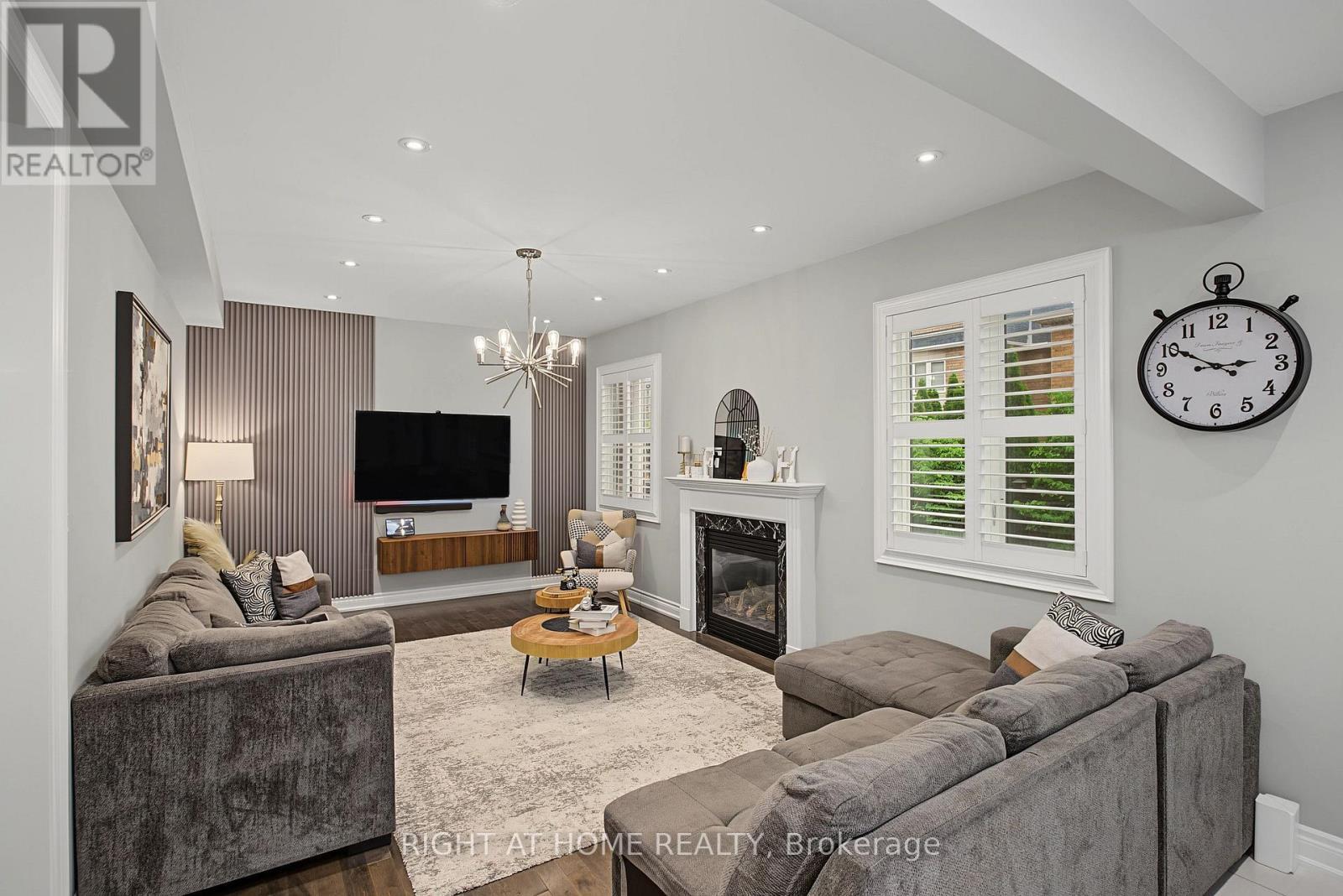 3190 Southwind Road, Mississauga, ON - Indoor Photo Showing Living Room With Fireplace
