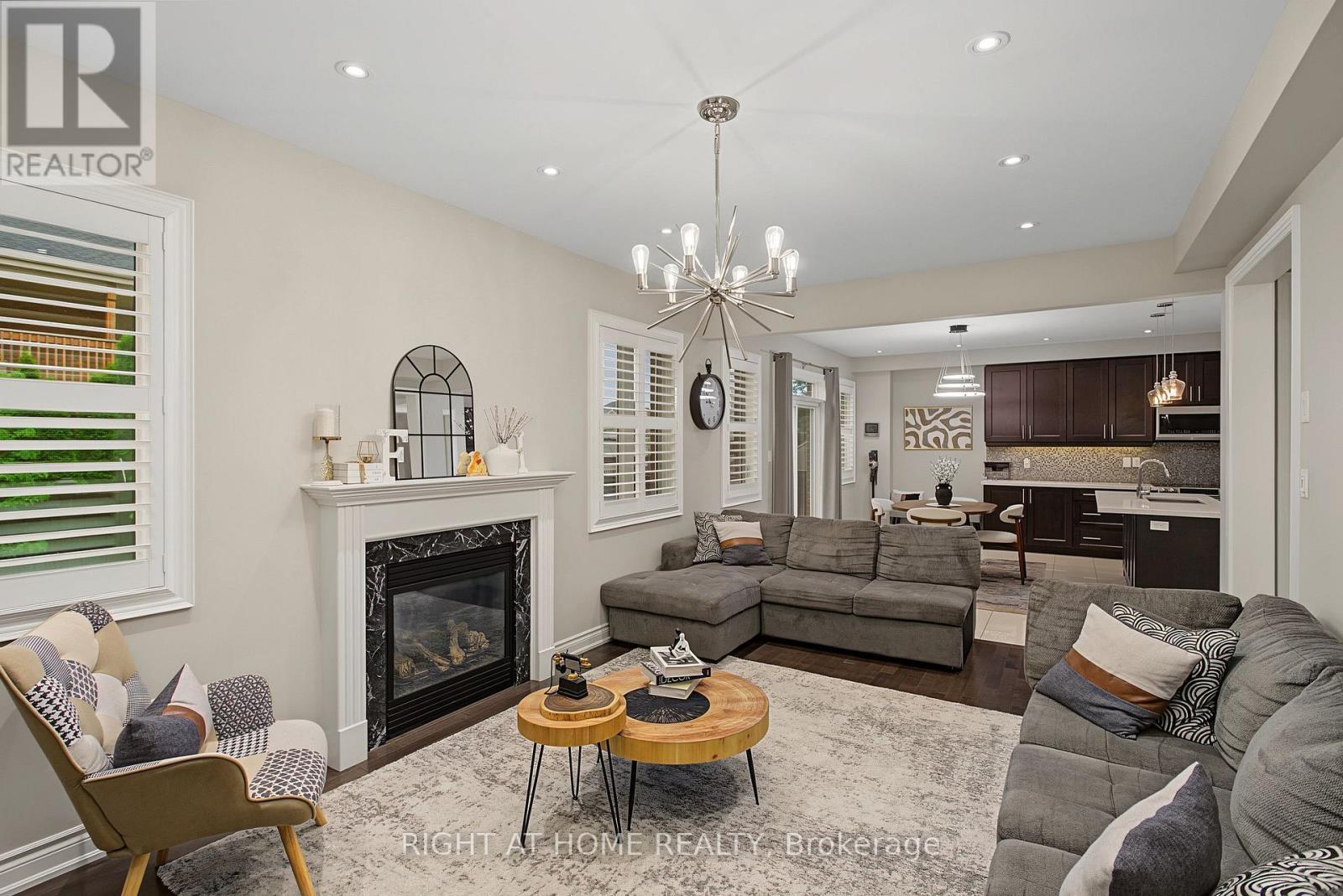 3190 Southwind Road, Mississauga, ON - Indoor Photo Showing Living Room With Fireplace