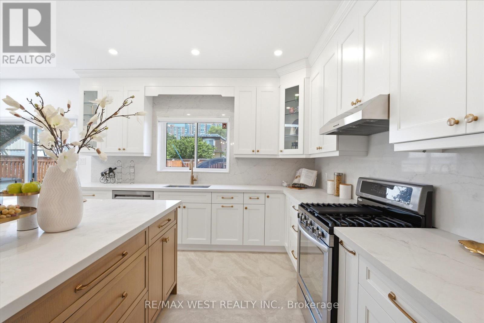 3163 Rolling Stone Court, Mississauga, ON - Indoor Photo Showing Kitchen With Upgraded Kitchen