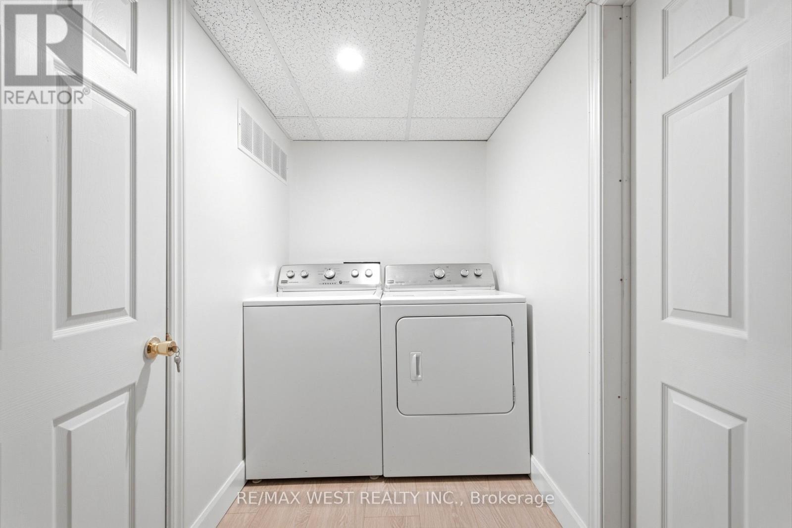 3163 Rolling Stone Court, Mississauga, ON - Indoor Photo Showing Laundry Room