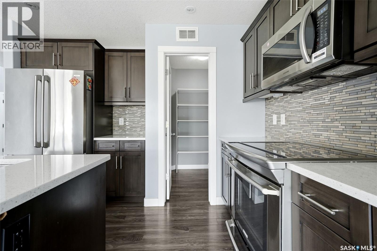 4354 Green Olive Way E, Regina, SK - Indoor Photo Showing Kitchen With Upgraded Kitchen