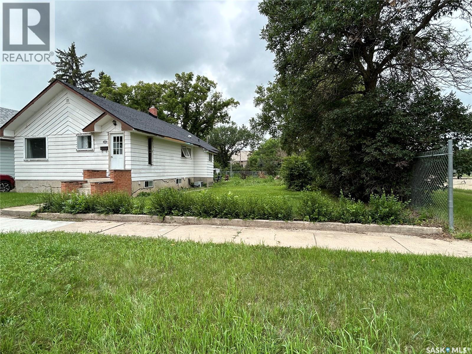 806 5Th Avenue Sw, Moose Jaw, SK - Outdoor