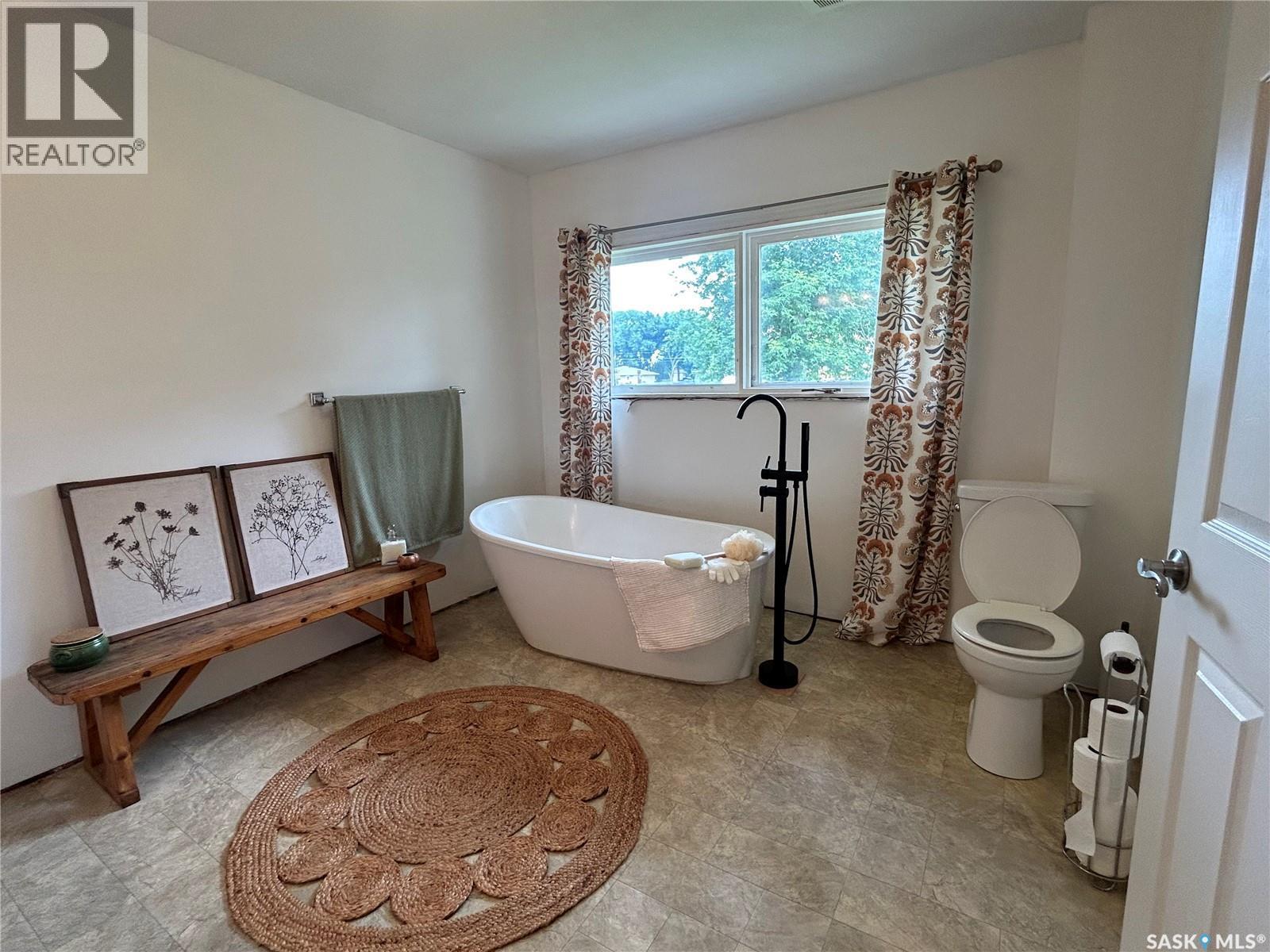 806 5Th Avenue Sw, Moose Jaw, SK - Indoor Photo Showing Bathroom