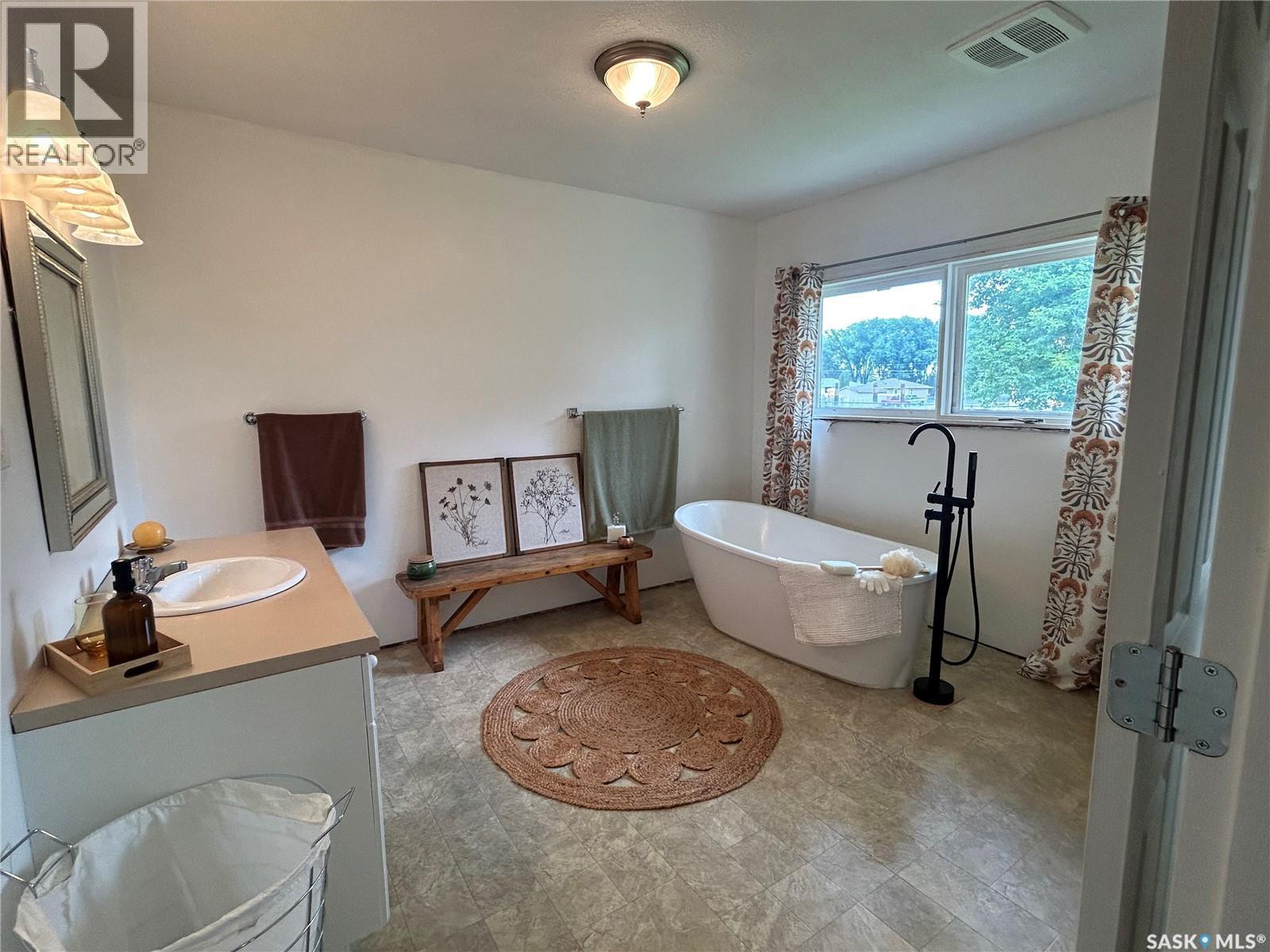 806 5Th Avenue Sw, Moose Jaw, SK - Indoor Photo Showing Bathroom