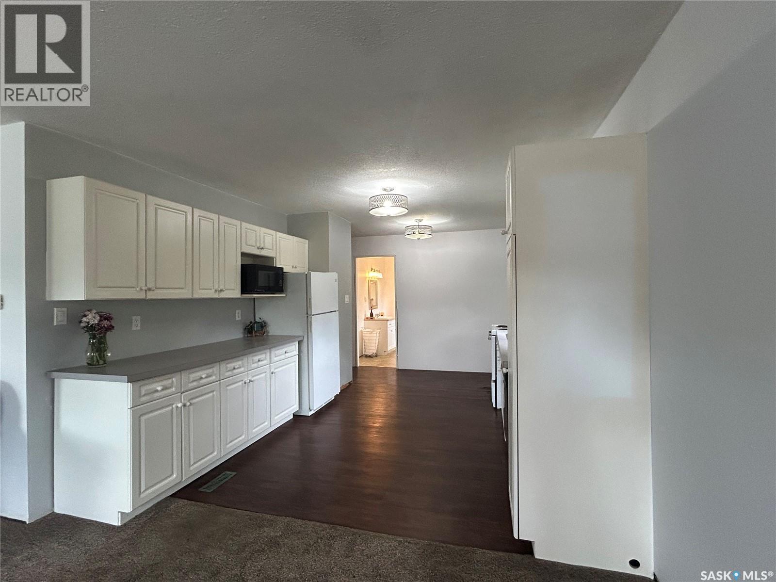 806 5Th Avenue Sw, Moose Jaw, SK - Indoor Photo Showing Kitchen