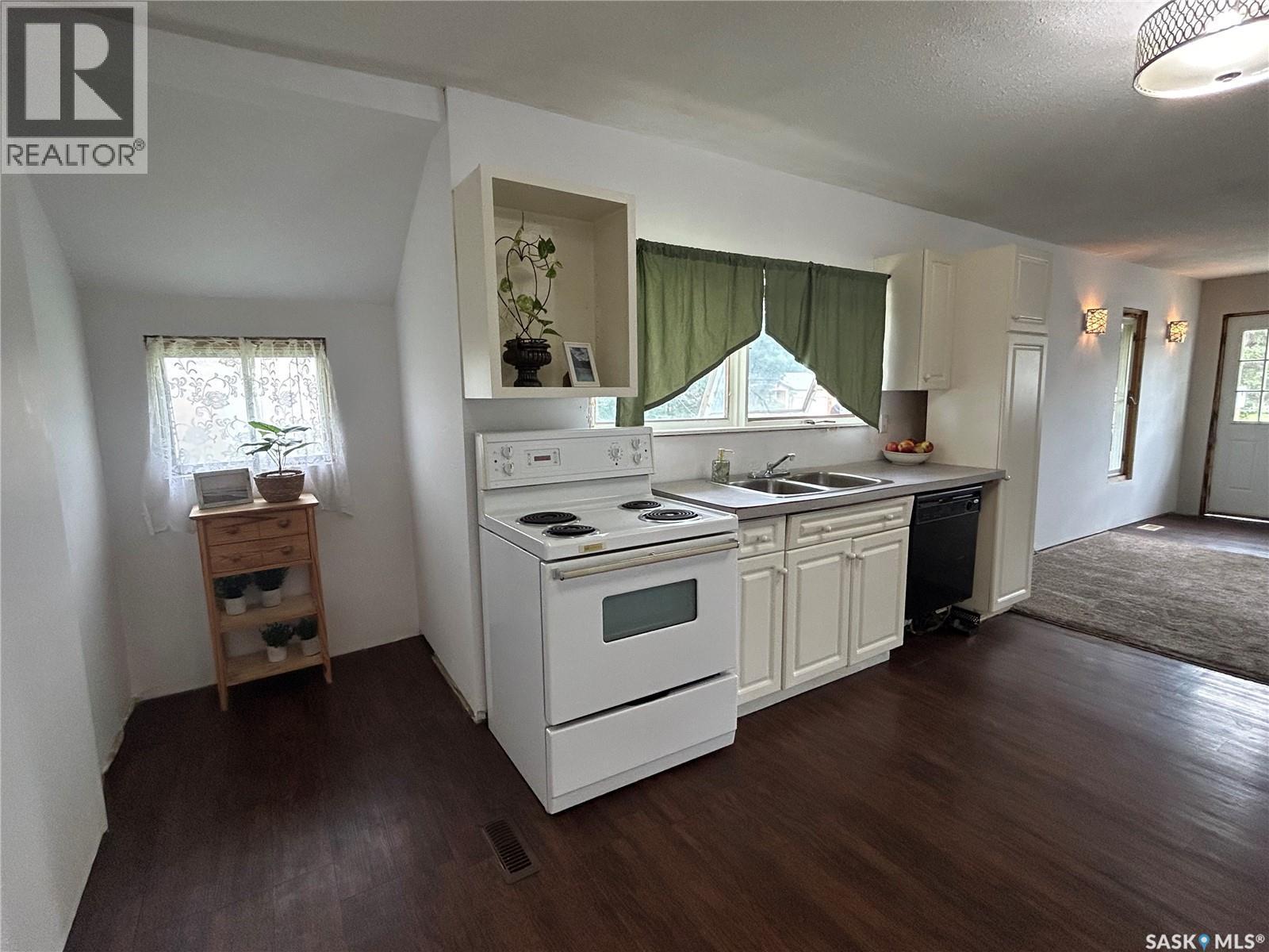 806 5Th Avenue Sw, Moose Jaw, SK - Indoor Photo Showing Kitchen With Double Sink