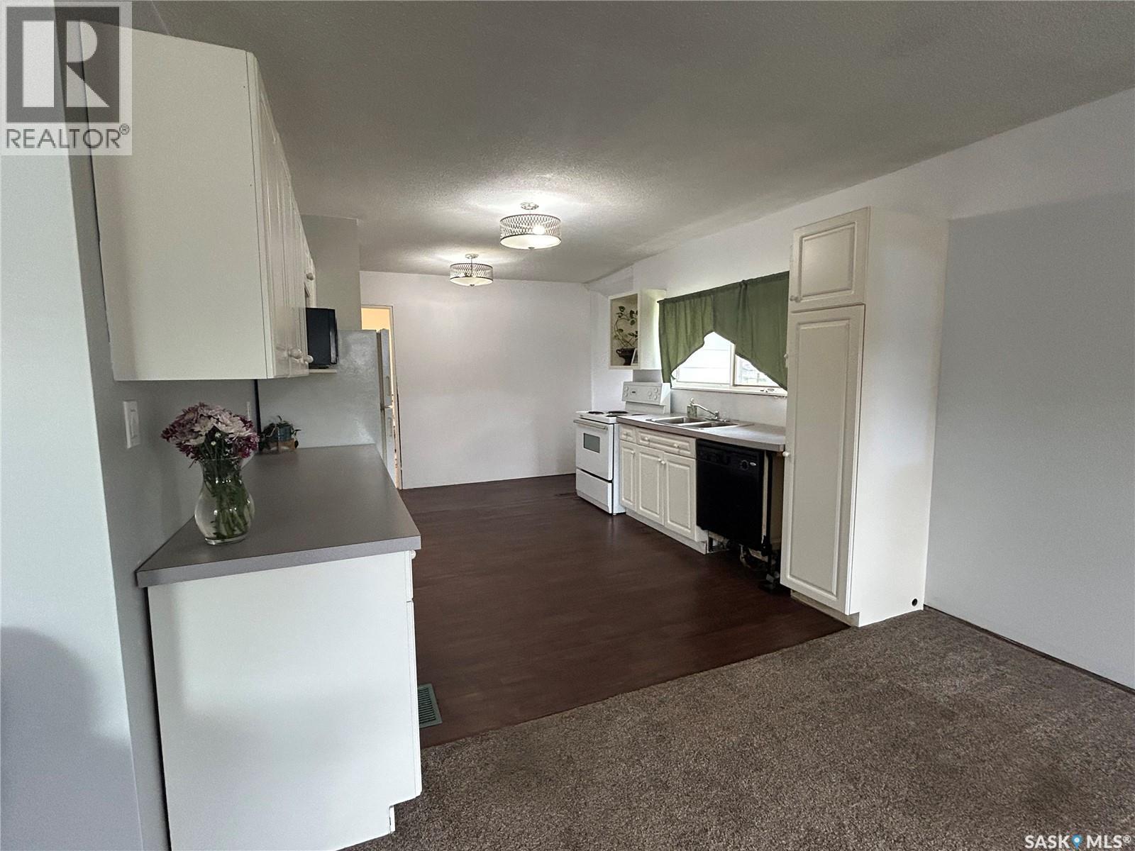 806 5Th Avenue Sw, Moose Jaw, SK - Indoor Photo Showing Kitchen