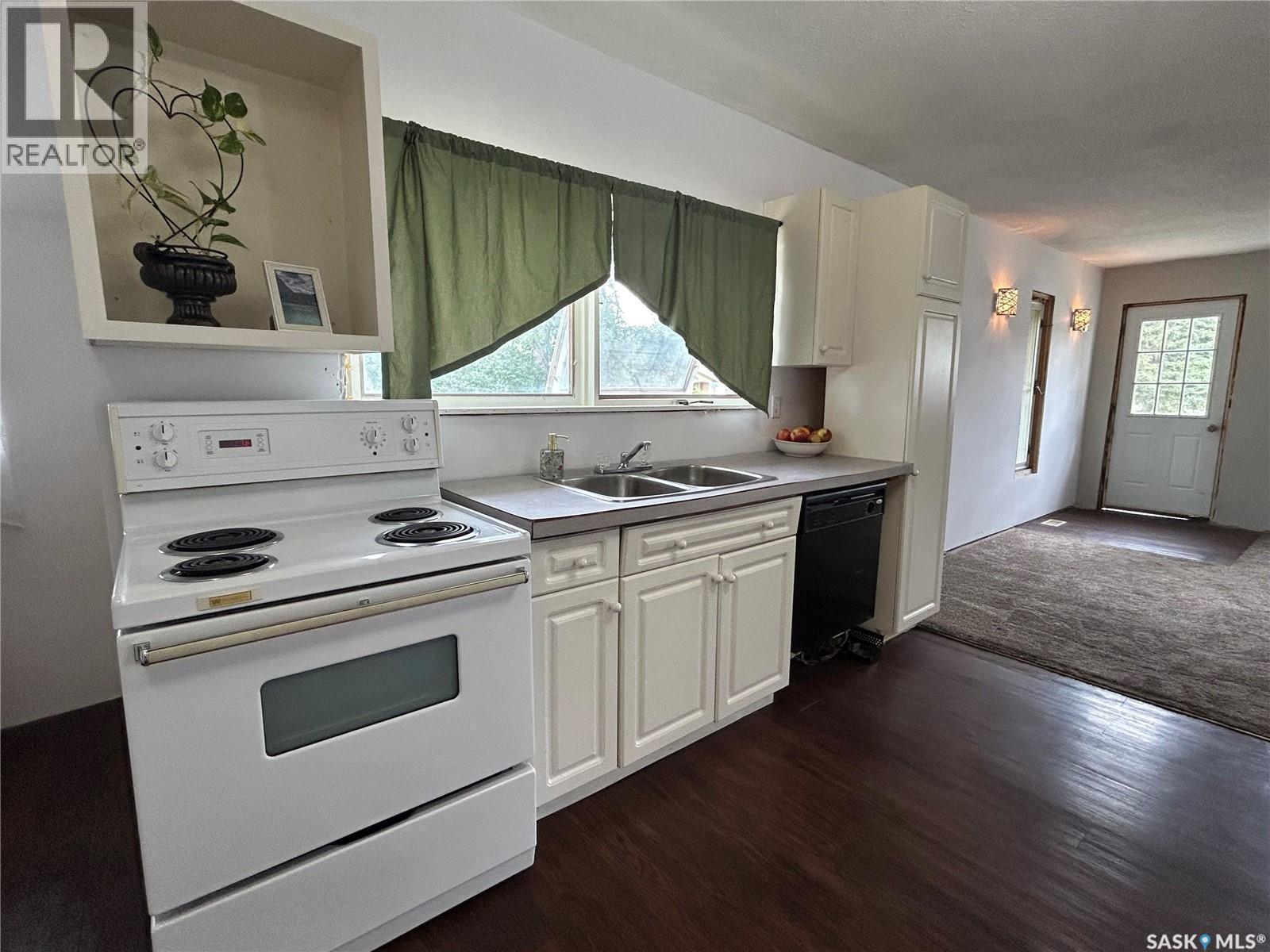 806 5Th Avenue Sw, Moose Jaw, SK - Indoor Photo Showing Kitchen With Double Sink