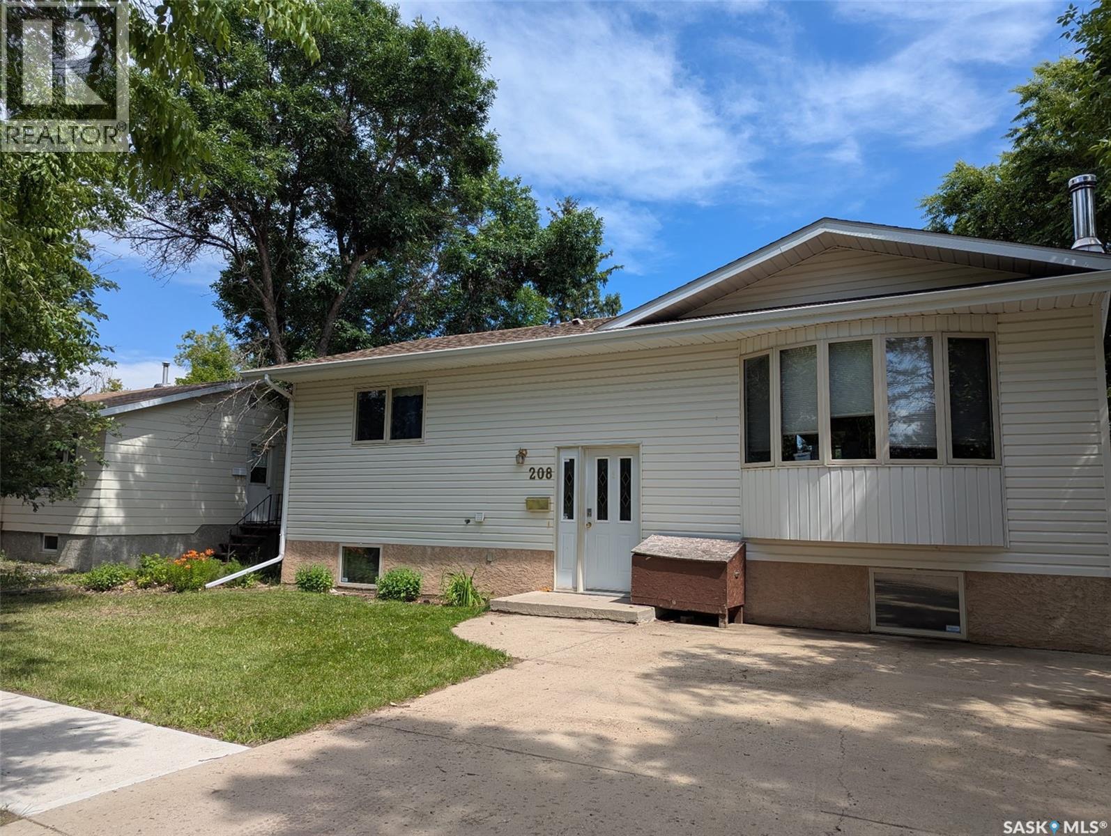 208 Herbert Street, Maple Creek, SK - Outdoor