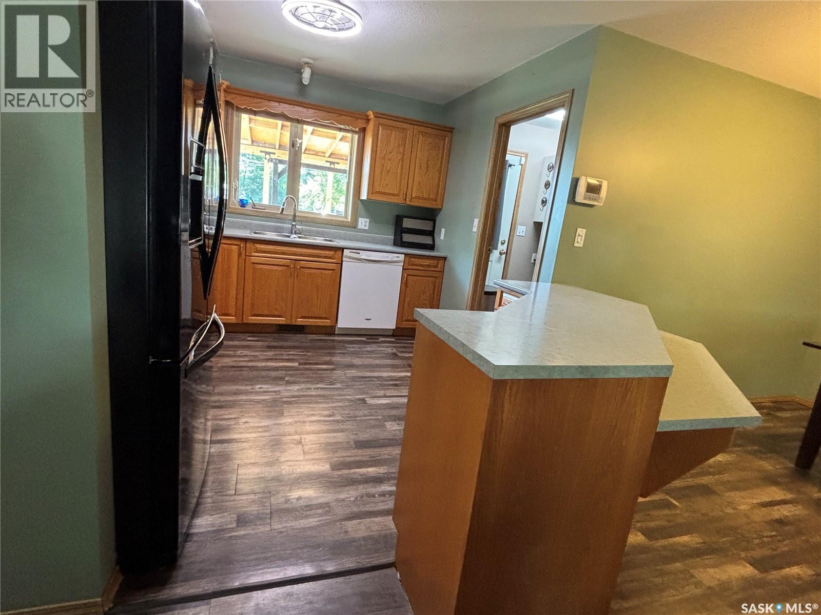 208 Herbert Street, Maple Creek, SK - Indoor Photo Showing Kitchen With Double Sink